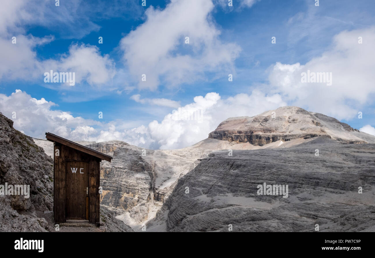 Kleine Holz- Wc hoch oben in den italienischen Dolomiten Stockfoto