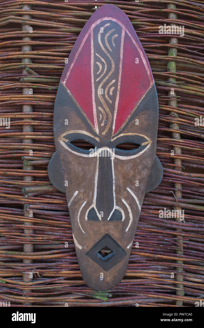 Afrikanische Maske suchen, als Dekoration im Zoo von Planckendael, Muizen, Belgien. Stockfoto