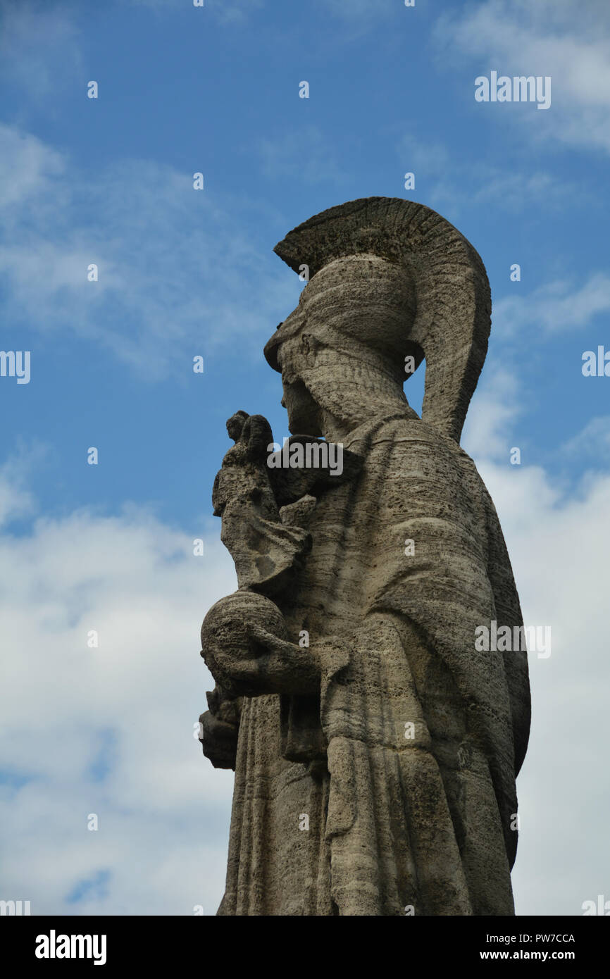 Statue eines Krieger hält ein Engel Stockfoto