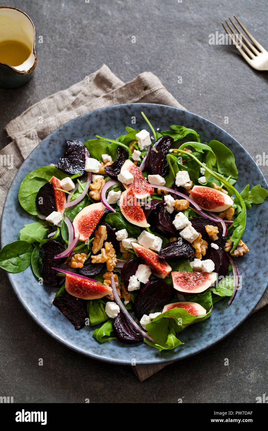 Gebratene rote Bete, Feigen und Feta Salat Stockfoto