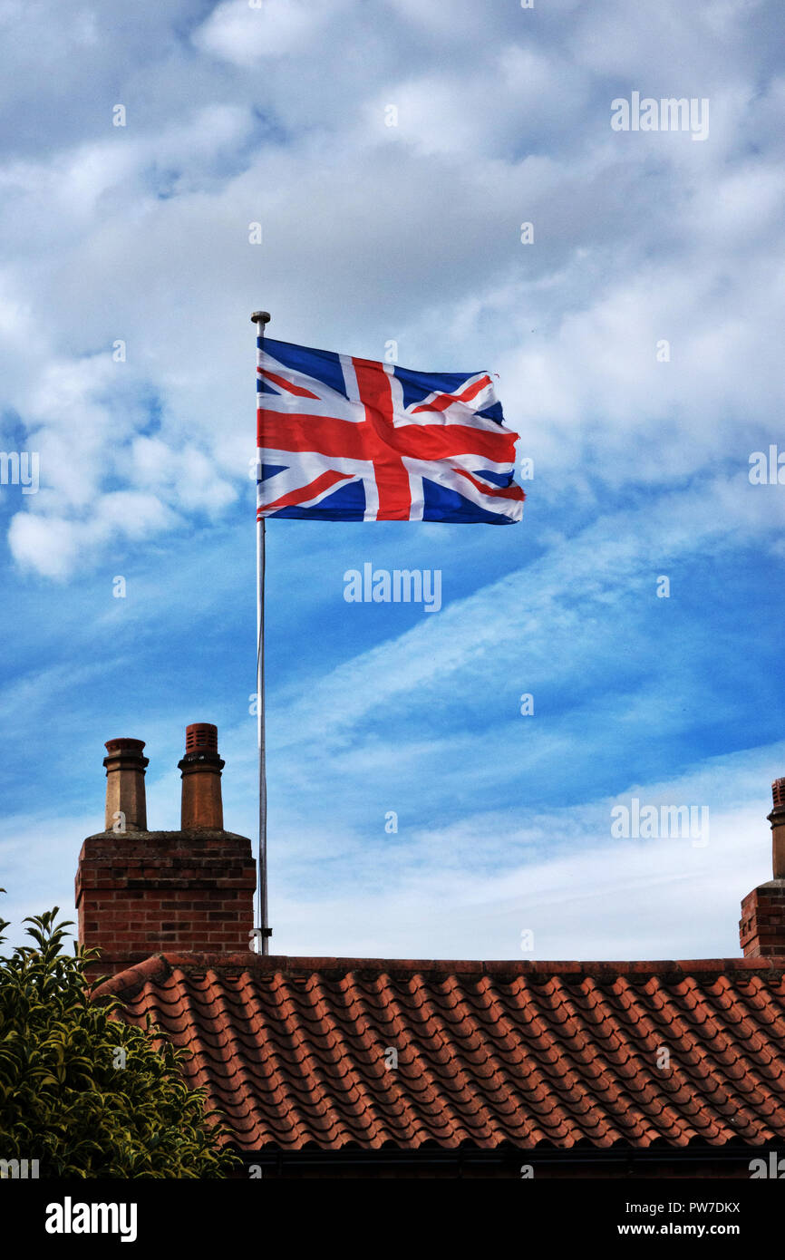 Starker Wind macht einen Union Jack Flagge ganz in die Horizontale Stockfoto