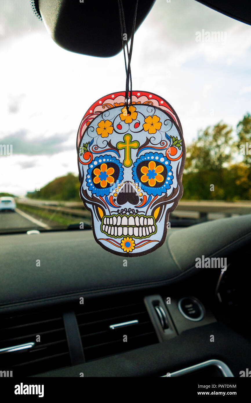 Tag der Toten Kunst Abstrakte Schädel auf hängende Auto Lufterfrischer  Stockfotografie - Alamy