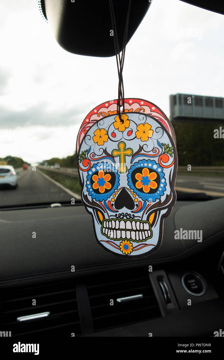 Tag der Toten Kunst Abstrakte Schädel auf hängende Auto Lufterfrischer  Stockfotografie - Alamy
