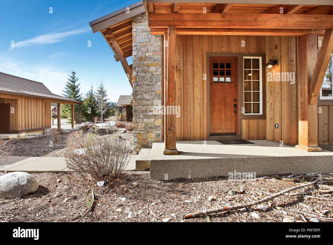 Holz außen mit überdachte Veranda im Wohngebiet. Northwest, USA Stockfoto