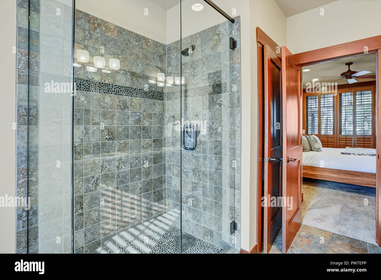 Badezimmer mit begehbarer Dusche Stockfoto, Bild: 222056094 - Alamy Badezimmer mit begehbarer Dusche Stockfoto, Bild: 222056094 - Alamy