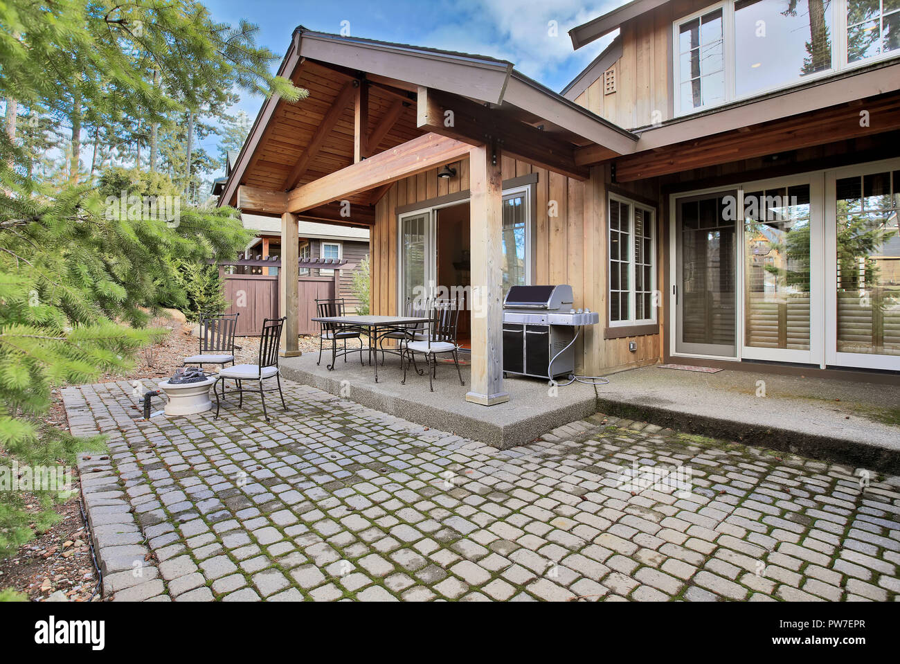 Holz außen mit überdachter Terrasse, Hinterhof. Northwest, USA Stockfoto