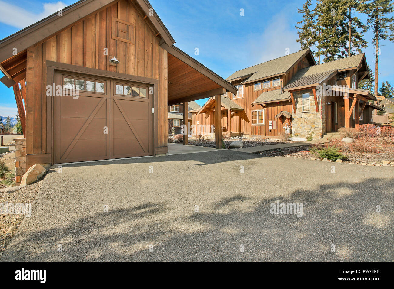 Holz außen mit freistehende Garage im Wohngebiet. Northwest, USA Stockfoto