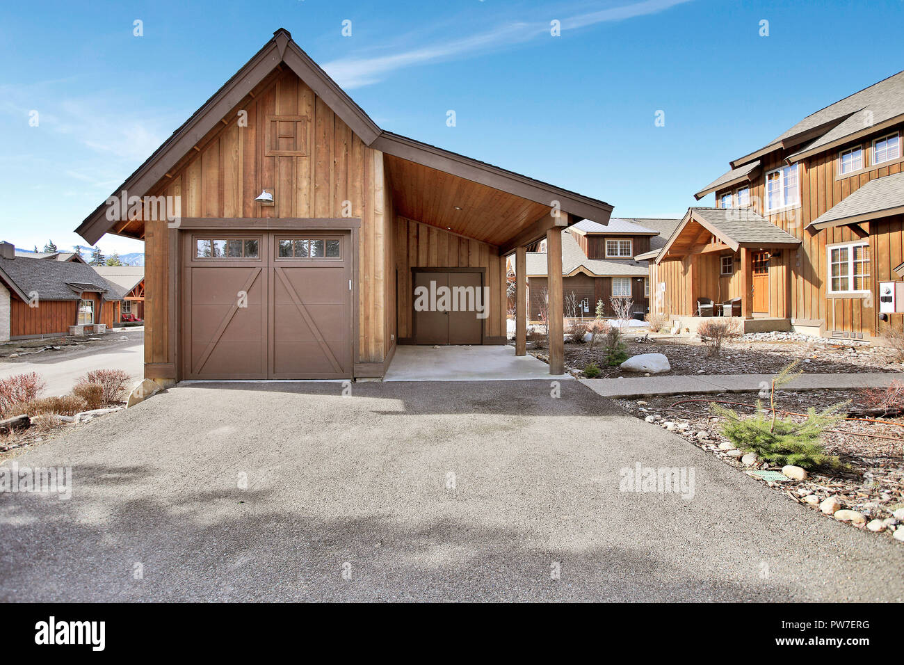 Holz außen mit freistehende Garage im Wohngebiet. Northwest, USA Stockfoto