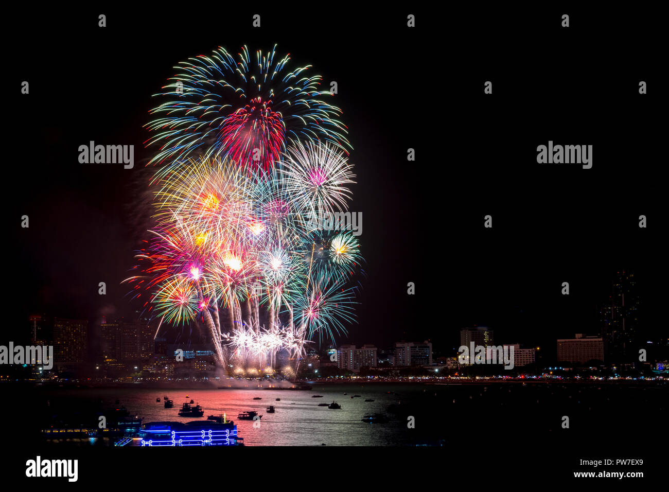 Feuerwerk erforscht über Stadtbild in der Nacht im Hafen im Pattaya. Urlaub festliche Feier Hintergrund Stockfoto