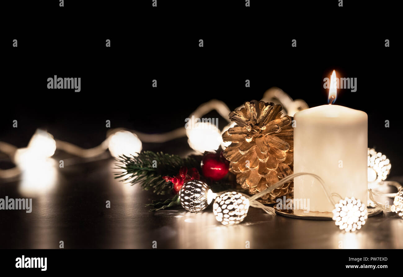 Weihnachten Weiße Kerze Mit Goldenem Pine Cone Mistel Und Licht