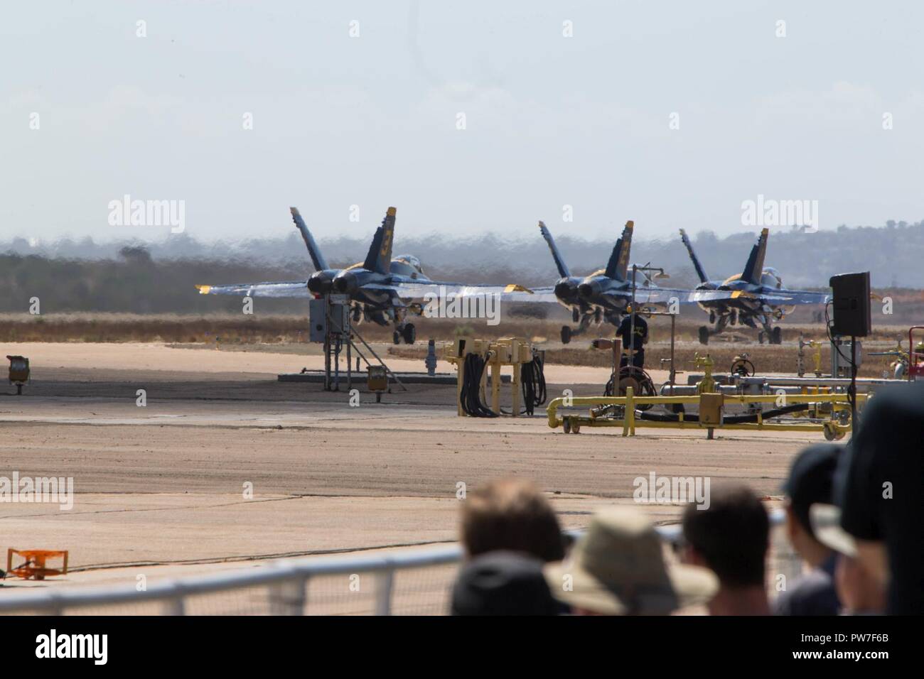 Drei F/A-18 s mit der US Navy Blue Angels Taxi die Start- und Landebahn vor Ihrer Leistung während der Marine Corps Air Station Miramar Air Show 2017 auf der MCAS Miramar, Calif., Sept. 22. Das Thema für die Air Show ist "ein Gruß an Vietnam Veteranen" und verfügt über mehrere Aufführungen und zeigt die Anerkennung der Opfer von Vietnam Veteranen. "Die 2017 MCAS Miramar Air Show gibt der Öffentlichkeit und aktuelle Service Mitglieder Gelegenheit, Danke zu sagen zu den Veteranen des Vietnamkriegs", sagte Oberst Jason Woodworth, kommandierender Offizier der MCAS Miramar. "Unser Ziel ist es, die Veteranen, die das Land c zu erinnern Stockfoto