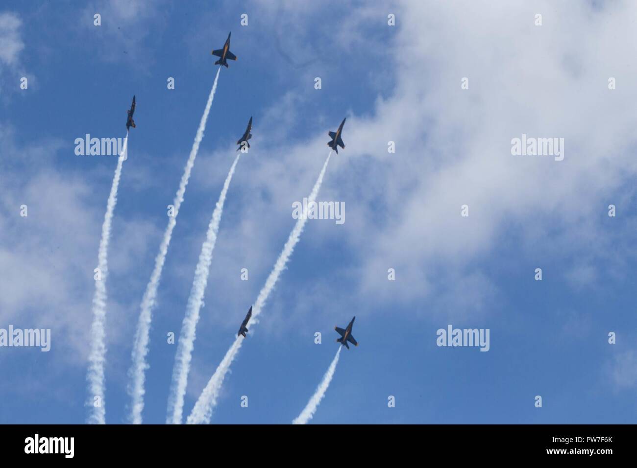 Sechs F/A-18 s mit der US Navy Blue Angels ein Kunstflug Manöver über Massen während der Marine Corps Air Station Miramar Air Show 2017 auf der MCAS Miramar, Calif., Sept. 22 durchführen. Das Thema für die Air Show ist "ein Gruß an Vietnam Veteranen" und verfügt über mehrere Aufführungen und zeigt die Anerkennung der Opfer von Vietnam Veteranen. "Die 2017 MCAS Miramar Air Show gibt der Öffentlichkeit und aktuelle Service Mitglieder Gelegenheit, Danke zu sagen zu den Veteranen des Vietnamkriegs", sagte Oberst Jason Woodworth, kommandierender Offizier der MCAS Miramar. "Unser Ziel ist es, die Veteranen, die das Land Auto zu erinnern Stockfoto