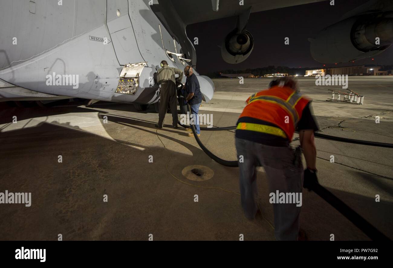 Flieger von der 437th Aircraft Maintenance Squadron und 94th Airlift Wing Kraftstoff a Globemaster III Sept. 23, 2017, at Dobbins Air Reserve Base, Ga Flieger von JB Charleston vorgesehenen Hilfsmaßnahmen, die vor kurzem durch Hurrikane Irma und Maria. Die Punkte, die Sie Paletten von Mahlzeiten bereit zu Essen, Wasser und ein stand-up Air Traffic mobile control tower die Hilfslieferung Operationen von St. Thomas Cyril E. Flughafen zur Unterstützung geholt. Stockfoto