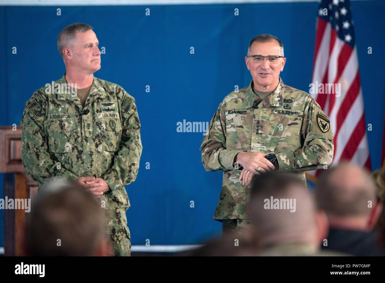 Us-European Command, Fleet Master Chief Crispian Addington, Senior Soldaten Führer der EUCOM sieht sich als eucom Commander, Armee, General Curtis M. Scaparrotti, spricht für die Mitglieder der US-EUCOM über seine vier Befehlsprioritäten 20.09.2010 2017 während einer All-Hands bei Patch Barracks, Vaihingen, Deutschland statt. (US Army Stockfoto