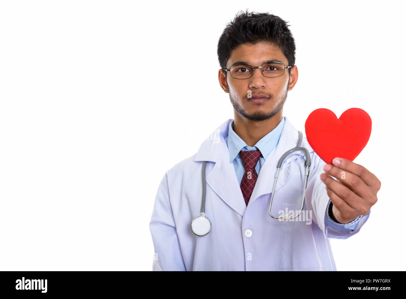 Studio shot der jungen schönen Indischen mann Arzt halten roten hören Stockfoto