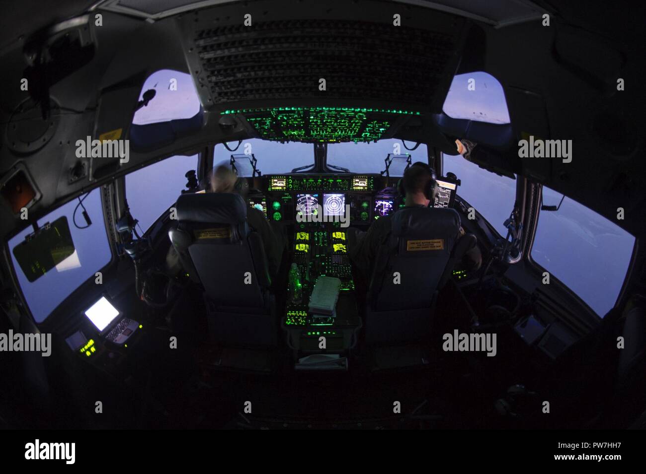 Us Air Force Maj. Kari Fleming (links) und Royal Air Force Flight Lieutenant Matt Jenkinson, beide C-17 Piloten aus dem 14 Airlift Squadron, eine C-17 Globemaster III Sept. 24, 2017 Betrieb, während Fliegen über den U.S. Virgin Islands. Flieger aus der JB Charleston vorgesehenen Hilfsmaßnahmen, die vor kurzem durch Hurrikane Irma und Maria. Über 130.000 Pfund Mahlzeiten bereit zu essen und Wasser waren nach St. Croix transportiert und in das lokale Personal verteilt. Stockfoto