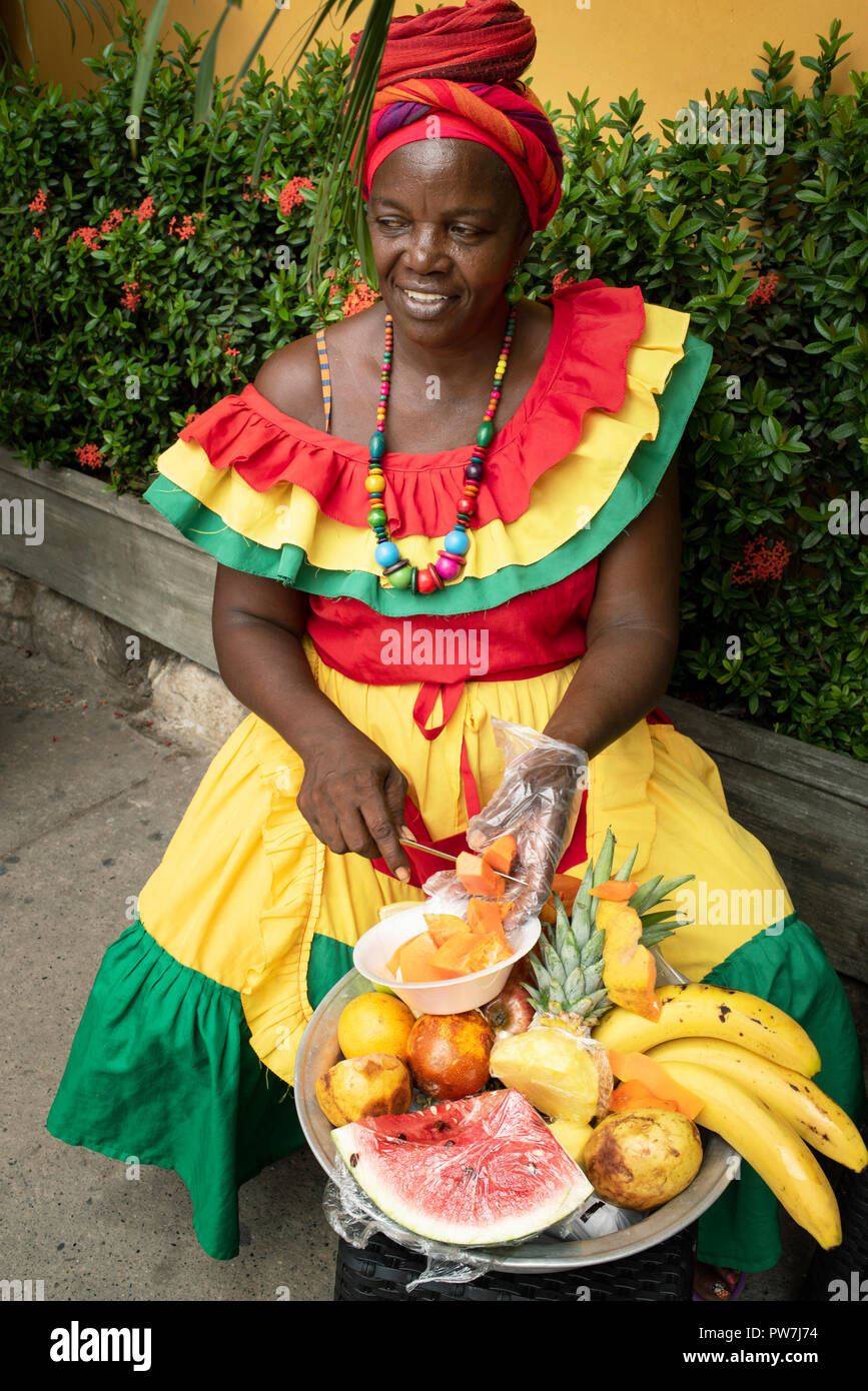 Straße Obst Anbieter in Aktion, die Vorbereitung einer kleinen Platte von Früchten für Touristen. Cartagena de Indias, Kolumbien. Sep 2018 Stockfoto