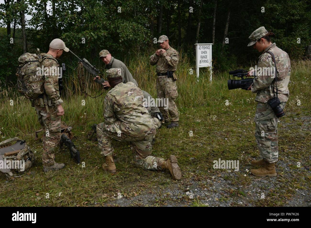 U.S. Army Staff Sgt. Kathleen Polanco, rechts, und die US-amerikanische Armee Sgt. Marlon Stile, Center, beide zugeordnet der 7. Armee Kommando (7 ATC), ein Interview mit der tschechischen Soldaten während des Europäischen Best Sniper Squad Wettbewerb Verhalten am 7. ATC-grafenwöhr Training Area, Germany, Sept. 25, 2017. Die Europäische beste Sniper Squad-Wettbewerb ist eine US-Armee Europa Konkurrenz, anspruchsvolle Militärs aus ganz Europa zu konkurrieren und die Zusammenarbeit mit Verbündeten und Partner Nationen verbessern. Stockfoto
