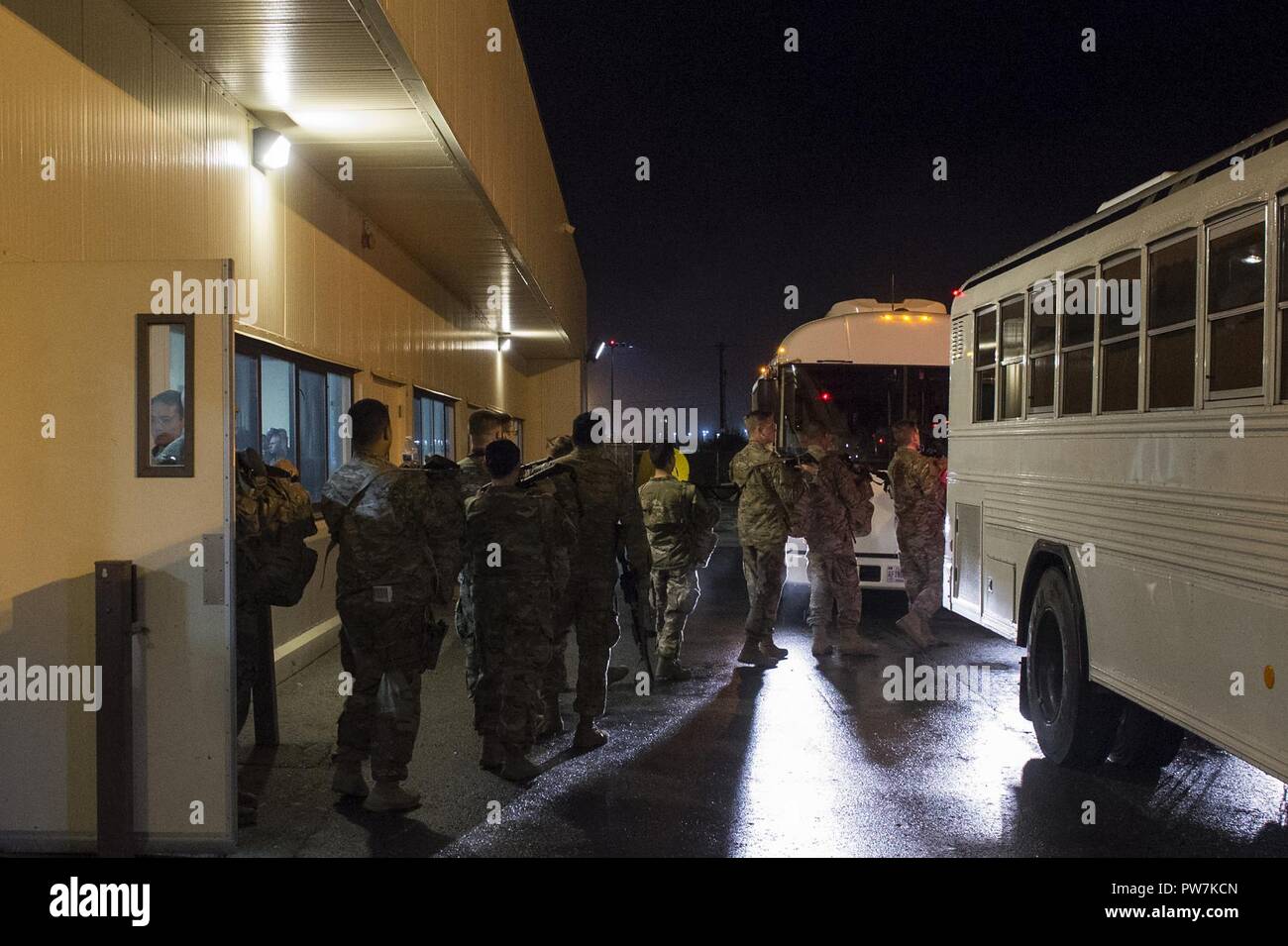 Fallschirmjäger des 4 Infantry Brigade Combat Team (Airborne), 25 Infanterie Division einen Bus zu Ihrem Flugzeug für ihren Einsatz in Afghanistan am 22. September 2017, an Joint Base Elmendorf-Richardson, Alaska. Dadurch wird der Feuerwehr vierten Bekämpfung Bereitstellung. Stockfoto
