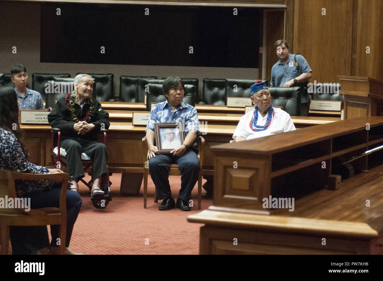 (Von links) Herr Futao Terashima, Pfc. ich Unternehmen, 3.BATAILLON, 442Nd Regimental Combat Team, Herr Dale Tateishi, der im Namen seines verstorbenen Vaters angenommen, Herr Tesuo Tateishi, Pfc., ein Unternehmen, das 100 Infanterie Bataillon, 442Nd RCT, und Herrn Harold Afuso, PFC, Uhr, 2 Bataillon, 442Nd RCT, warten Sie, bis der offiziellen Zeremonie zu beginnen. Stockfoto