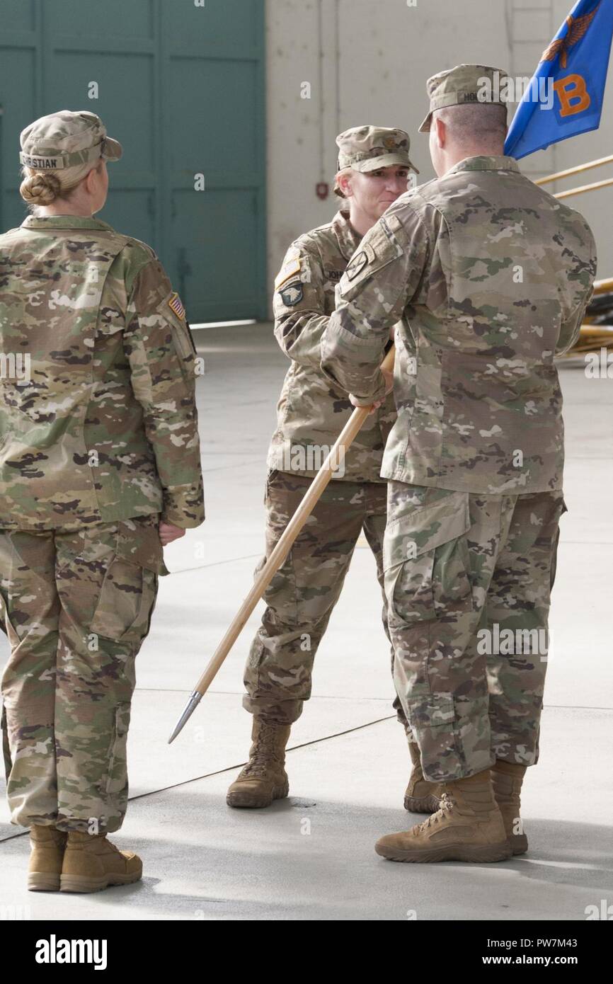 Ändern des Befehls Zeremonie für ausgehende Kommandant Major Elsa L. Johnson und eingehende Kommandant Major Ashlie I. Christlichen der B-Company 277th ASB Illesheim Army Airfield, Bayern, Deutschland, 21. Sept. 2017. Stockfoto