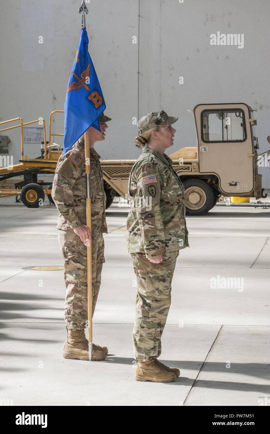 Ändern des Befehls Zeremonie für ausgehende Kommandant Major Elsa L. Johnson und eingehende Kommandant Major Ashlie I. Christlichen der B-Company 277th ASB Illesheim Army Airfield, Bayern, Deutschland, 21. Sept. 2017. Stockfoto