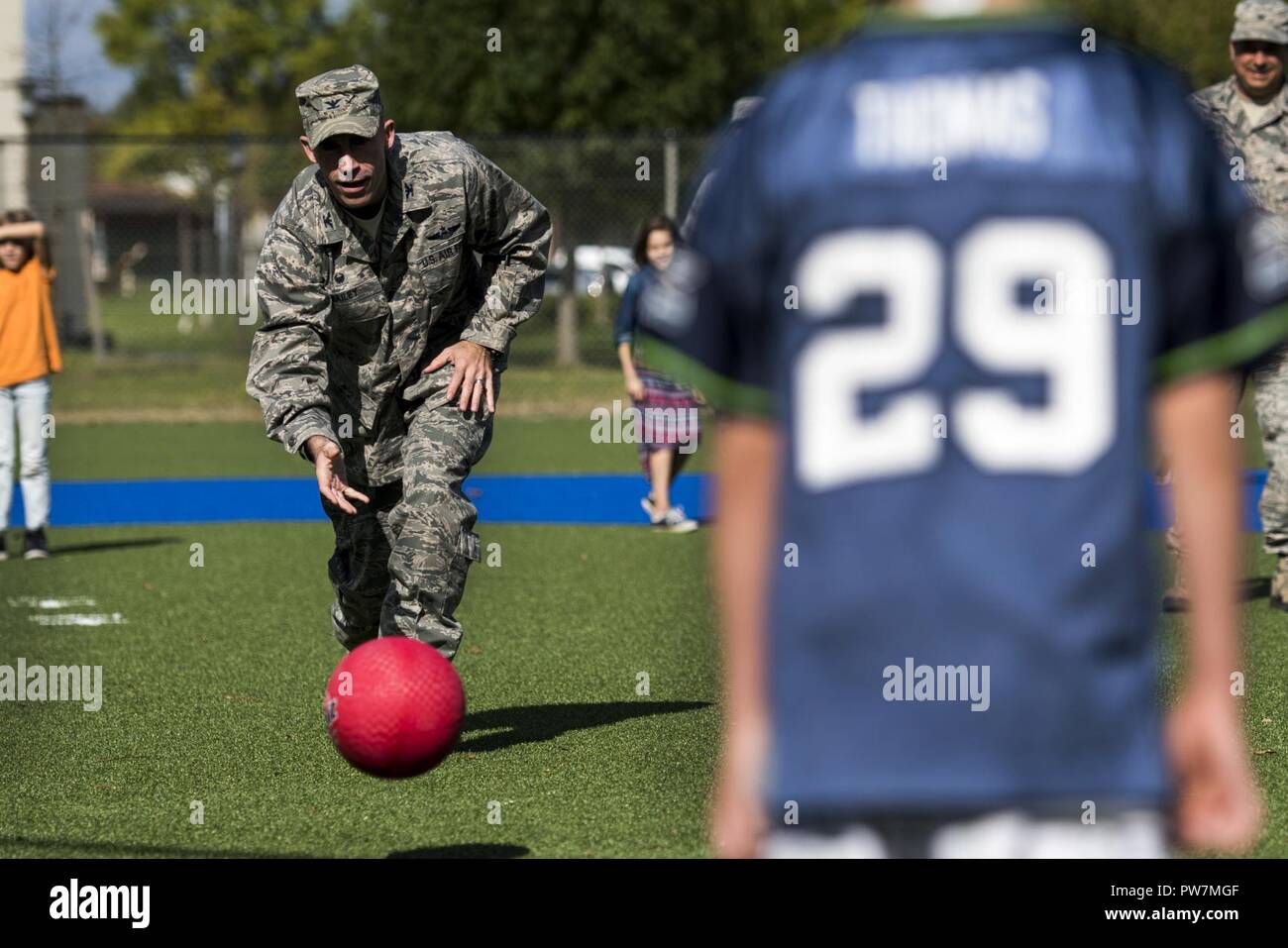 Oberst Jason Bailey, 52nd Fighter Wing Commander, rollt eine Kugel in Richtung home Platte während des Falcon Feld der großen Neueröffnung kickball Spiel in Spangdahlem Air Base, Germany, Sept. 25, 2017. Falcon Feld ist der erste Kunstrasenplatz in Spangdahlem und wurde ermöglicht durch Mittel auf der Basis von der Commander in Chief's Installation 2016 Excellence Award" ausgezeichnet. Stockfoto