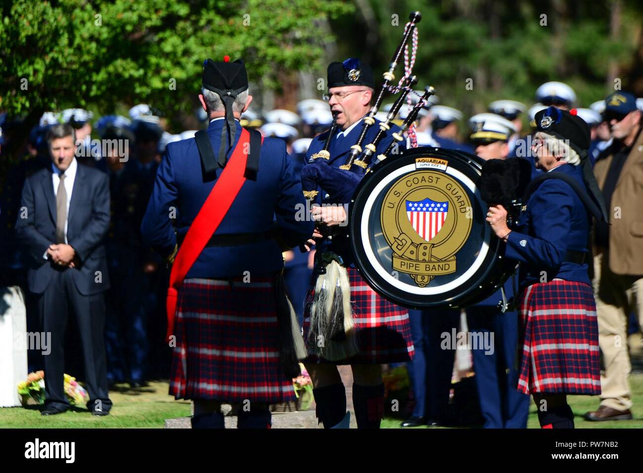 Mitglieder der Küstenwache Pipe Band führen an das 75-jährige Jubiläum Festakt zu Ehren Einweisende First Class Douglas Munro, in Cle Elum, Washington, September 27, 2017. Munro wurde posthum die Ehrenmedaille für seine Bemühungen um die Rettung von mehreren hundert Marines von der Insel Guadalcanal im Zweiten Weltkrieg verliehen Stockfoto