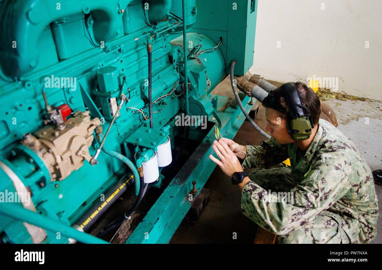 UTUADO, Puerto Rico (Sept. 26, 2017) Bau Elektriker 3. Klasse Josua Reding, Bau Bataillon Wartungseinheit 202 zugeordnet, inspiziert ein Generator an der Metropolitano De La Montana Krankenhaus in Puerto Rico. Das Verteidigungsministerium ist die Unterstützung der Federal Emergency Management Agency, die federführende Bundesbehörde, dabei helfen, die Betroffenen durch den Hurrikan Maria Leiden zu minimieren und als ein Bestandteil des gesamten-von-Reaktion seitens der Regierung Bemühungen. Stockfoto