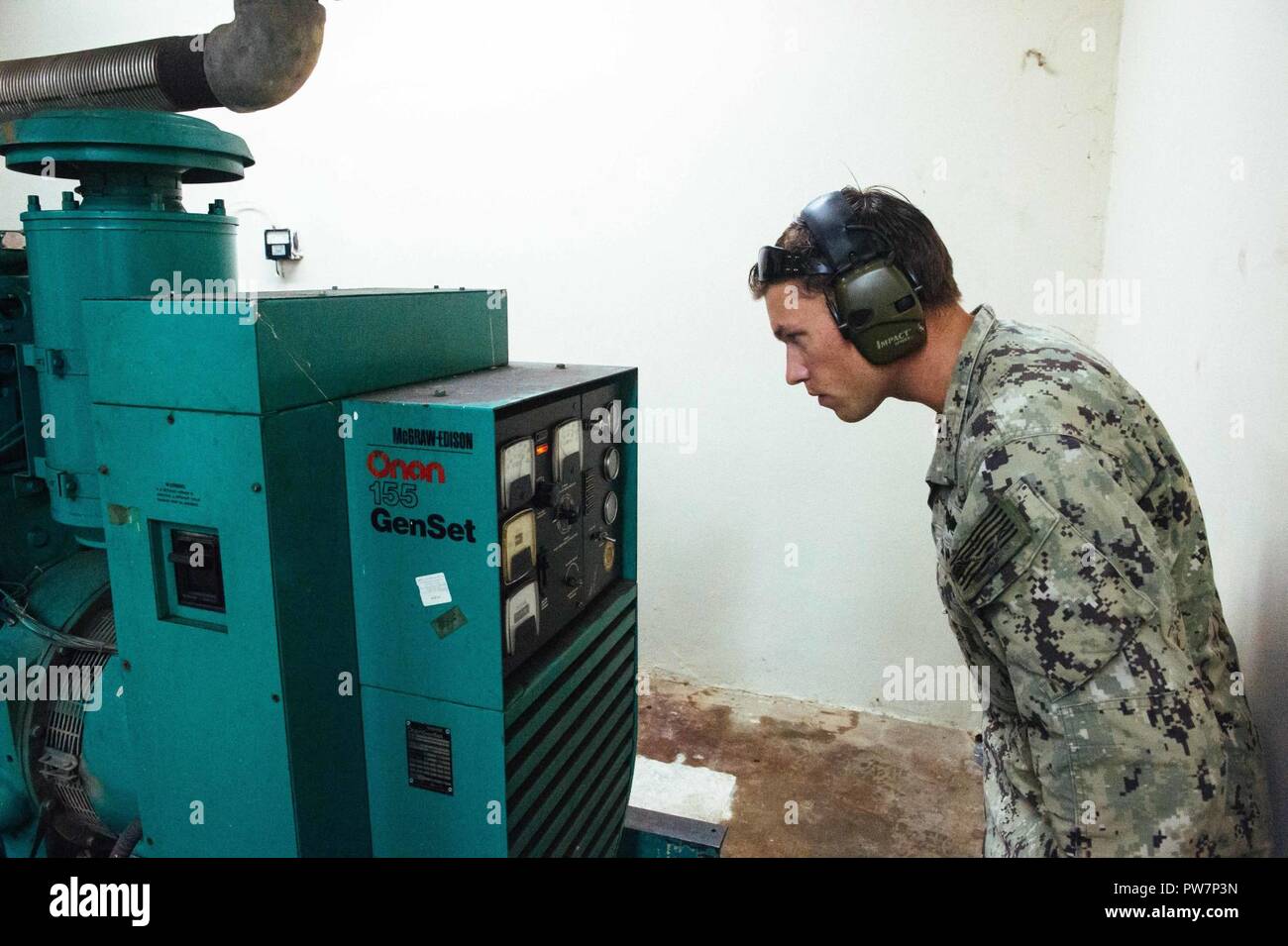 PUERTO RICO (Sept. 26, 2017) - Bau Elektriker 3. Klasse Josua Reding, Bau Bataillon Wartungseinheit 202 zugeordnet, inspiziert ein Generator an der Metropolitano De La Montana Krankenhaus in Puerto Rico. Das Verteidigungsministerium ist die Unterstützung der Federal Emergency Management Agency, die federführende Bundesbehörde, dabei helfen, die Betroffenen durch den Hurrikan Maria Leiden zu minimieren und als ein Bestandteil des gesamten-von-Reaktion seitens der Regierung Bemühungen. Stockfoto