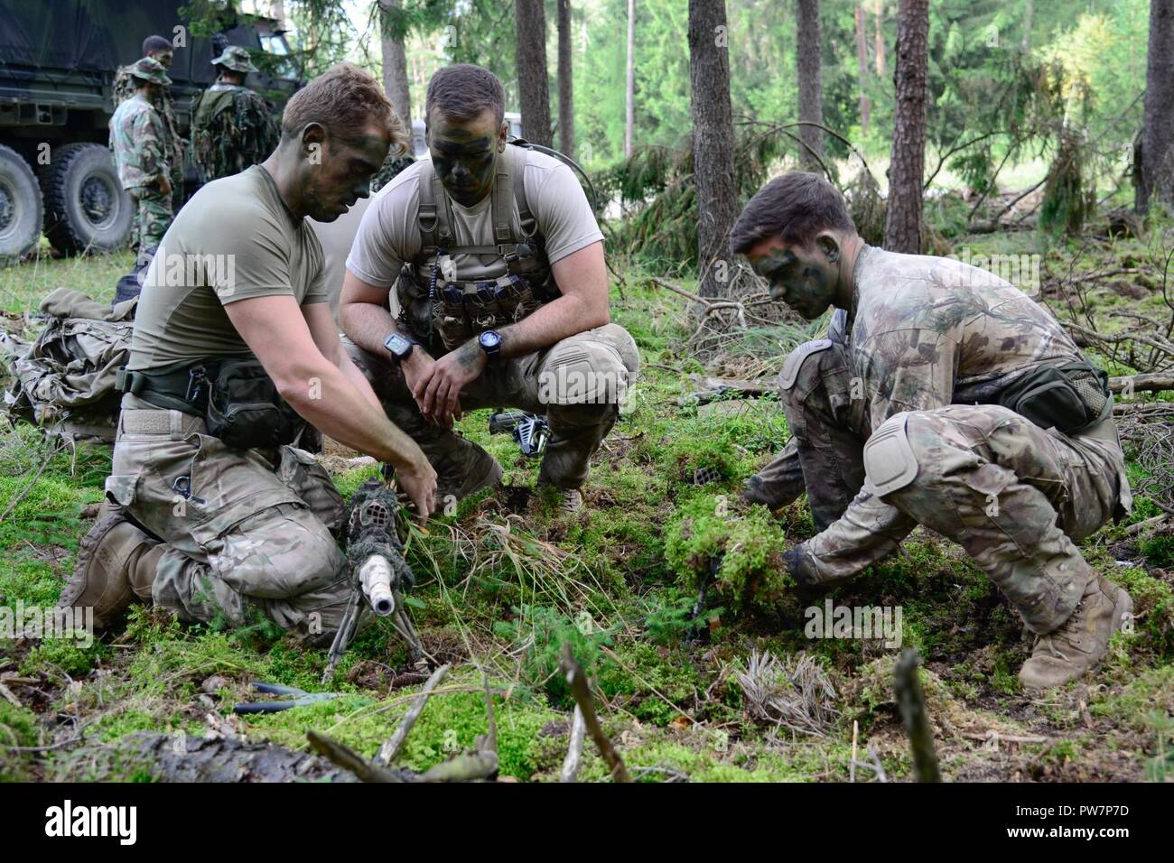 Us-Soldaten, die 173Rd Airborne Brigade, Camouflage ihre scharfschützengewehre während die besten europäischen Sniper Squad Konkurrenz an der 7th Army Training Befehl Grafenwöhr Training Area, Germany, Sept. 27, 2017 zugeordnet. Die Europäische beste Sniper Squad-Wettbewerb ist eine US-Armee Europa Konkurrenz, anspruchsvolle Militärs aus ganz Europa zu konkurrieren und die Zusammenarbeit mit Verbündeten und Partner Nationen verbessern. Stockfoto