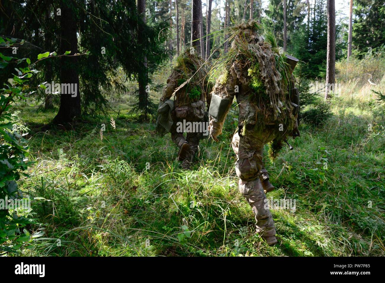 Us-Soldaten, zugeordnet zu den 173Rd Airborne Arbeiterregiment berufen würden, navigieren Sie durch die Wälder in der Europäischen Best Sniper Squad Konkurrenz an der 7th Army Training Befehl Grafenwöhr Training Area, Germany, Sept. 27, 2017. Die Europäische beste Sniper Squad-Wettbewerb ist eine US-Armee Europa Konkurrenz, anspruchsvolle Militärs aus ganz Europa zu konkurrieren und die Zusammenarbeit mit Verbündeten und Partner Nationen verbessern. Stockfoto