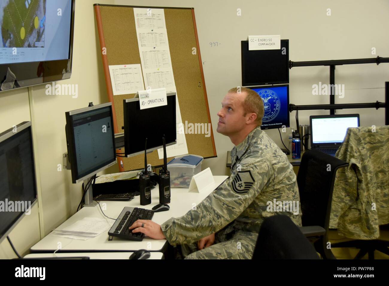 Master Sgt. Brian Lawrence, 269Th Combat Communications Squadron, Springfield Ohio Air National Guard Base views Ein Monitor zeigt eine Luftaufnahme des Nationalen Zentrums für Medizinische Bereitschaft während der Tech Warrior 2017 Übung, Fairborn, Ohio Sept. 21, 2017. Die 269Th CBCS liefert Strom, Klimaanlage und Land Mobile Radio Unterstützung für die 10-tägige Übung. Stockfoto