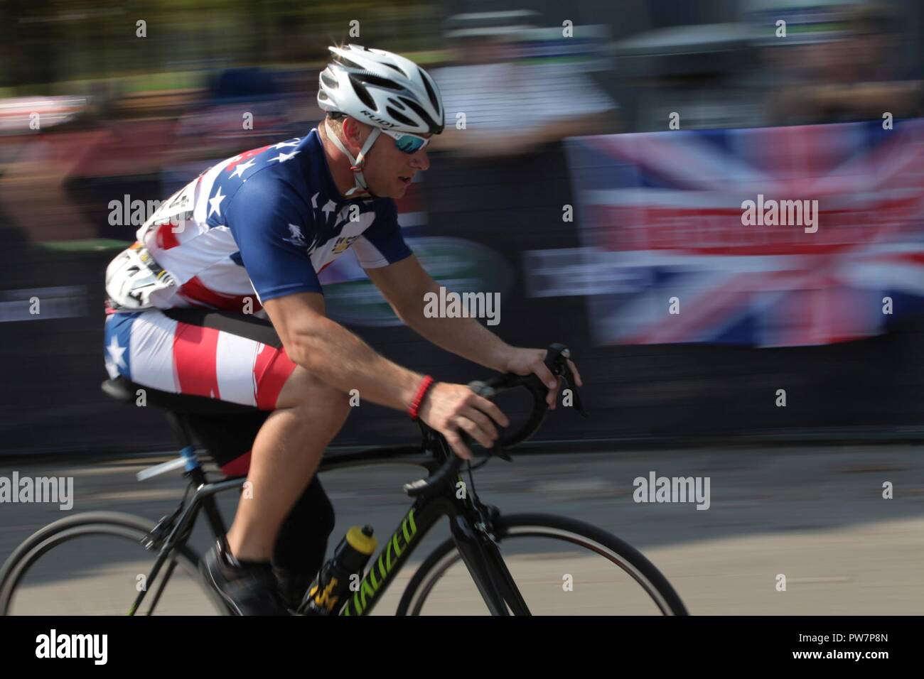 Us-Luftwaffe (Vet.) Adam Popp konkurriert im Radsport High Park, Toronto, Kanada an Sept. 27, 2017. Die Invictus Games, Sept. 23-30, ist ein internationales Programm Paralympic-Style, Multi-sport Veranstaltung, die von Prinz Harry von Wales, in denen Verwundete, Verletzte oder kranke Armed Services Personal und ihre zugehörigen Veteranen erstellt Sport einschließlich Rollstuhl basketball Rollstuhl Rugby, Sitzen, Volleyball, Bogenschießen, Radfahren, Rollstuhl Tennis, Powerlifting, Golf, Schwimmen, und Indoor rudern. Stockfoto