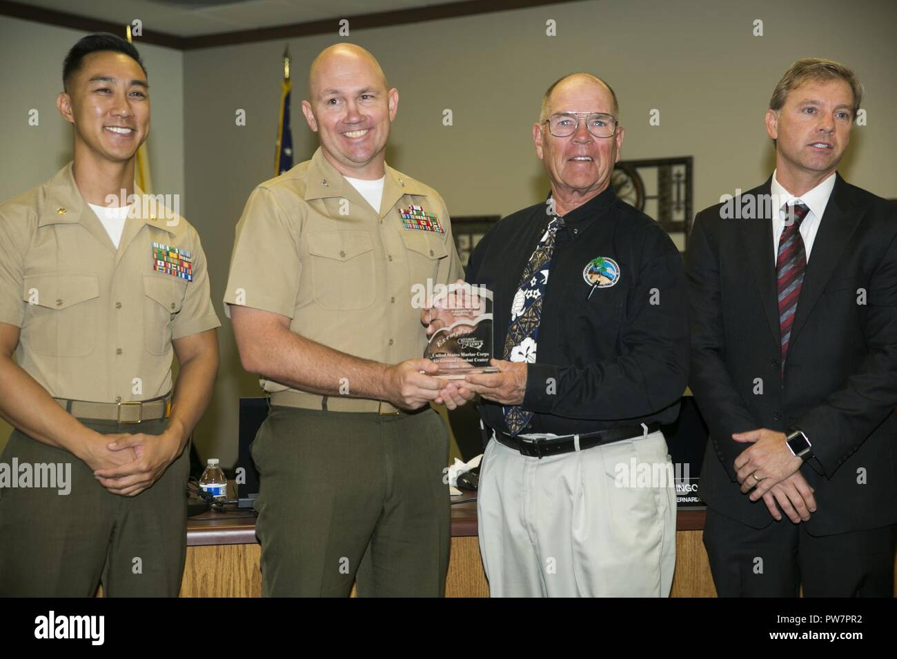 Colonel Jay Wylie, stellvertretender Stabschef, G-4 Installation und Logistik und Maj. David Tran, Environmental Engineering Management Officer, G-4 Installation und Logistik, akzeptieren Sie die Exemplar Auszeichnung im Namen des Marine Corps Air Ground Combat Center in der Mojave Wüste Air Quality Management District Hauptquartier, 25. September 2017. MDAQMD ausgezeichnet die Bekämpfung Zentrum für sein Engagement für die Nutzung sauberer Energien und die Verringerung der Emissionen von Treibhausgasen. Stockfoto