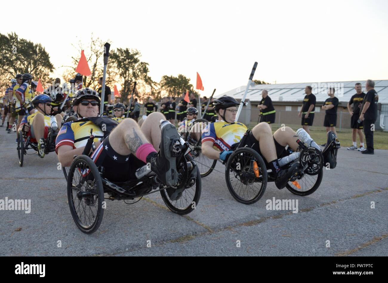 Soldaten, die Angestellten und die Veteranen von Fort Campbell's Krieger Übergang Bataillon vorbereiten auf der Bluegrass Rendezvous, eine zweitägige 167 Meile Fahrradfahrt auf und um Fort Campbell zu setzen. Die Fahrt ist einer Viele adaptive Überholung outreach Chancen für Verwundete, Kranke und verletzte Soldaten. Es ist auf die physische und emotionale Heilung, und flößt Vertrauen, dass Sie durch adaptive Fitness unabhängig von ihrem Gesundheitszustand gelingen kann. Us-Armee Stockfoto