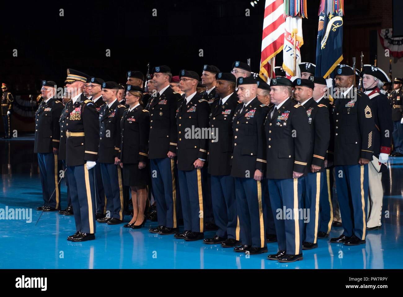 Soldaten, die 3d-US-Infanterie Regiment in einer Abteilung der Armee in den Ruhestand Zeremonie an Conmy Hall, Joint Base Myer-Henderson Hall, Va., Sept. 28, 2017 teilnehmen. 35 Soldaten aus der Armee in den Ruhestand mit einem Kollektiv von insgesamt über 700 Jahren Service. Stockfoto