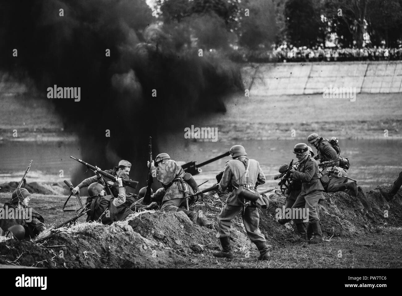 Mogilev, Weißrussland - Mai 08, 2015: Re-enactors als Deutsche Wehrmacht Infanterie Soldaten und russisch-sowjetischen Soldaten der Roten Armee im Zweiten Weltkrieg spielen eine mich angezogen Stockfoto