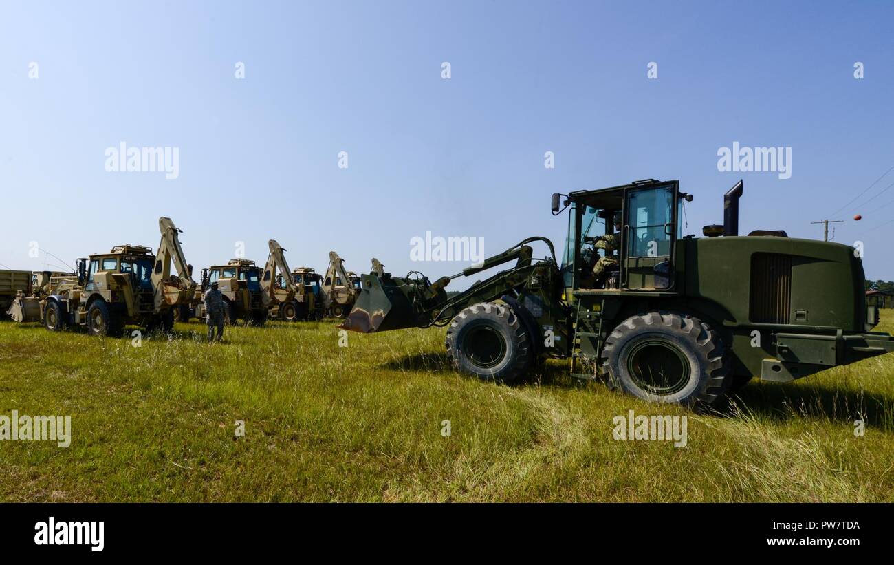 Us-Soldaten in die 178Th Engineer Battalion, South Carolina Army National Guard, Bühne schwere Ausrüstung für den Transport in Puerto Rico am McEntire Joint National Guard. S.C. Sept. 29, 2017. Ingenieure aus South Carolina werden gesendet Puerto Rico mit Wiederaufnahme Bemühungen zu helfen, nachdem Hurrikan Maria die Insel verwüstet. Stockfoto