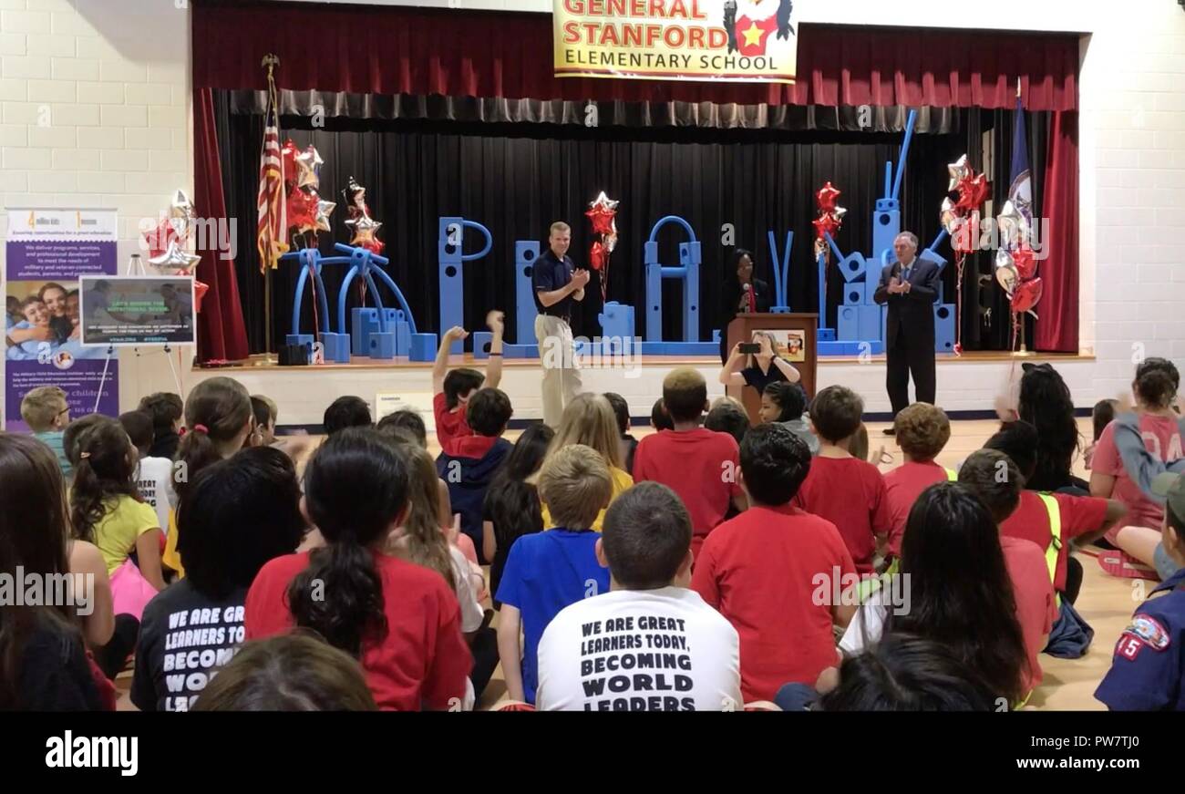 Virginia reg. Terry McAuliffe und Sponsoren eine mobile Spielplatz zu Allgemeinen Stanford Grundschüler enthüllen, die während eines Besuchs auf der gemeinsamen Basis Langley-Eustis, Va., Sept. 29, 2017. Der Spielplatz ist der lose Bausteine, mit dem kreativen Spiel für Studenten ihre eigenen Räume zu entwerfen. Stockfoto