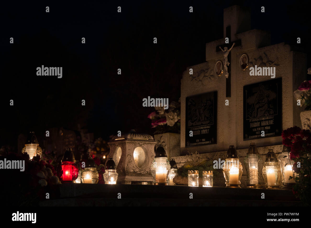 Kerzen für All Souls' Day auf dem Friedhof Stockfoto