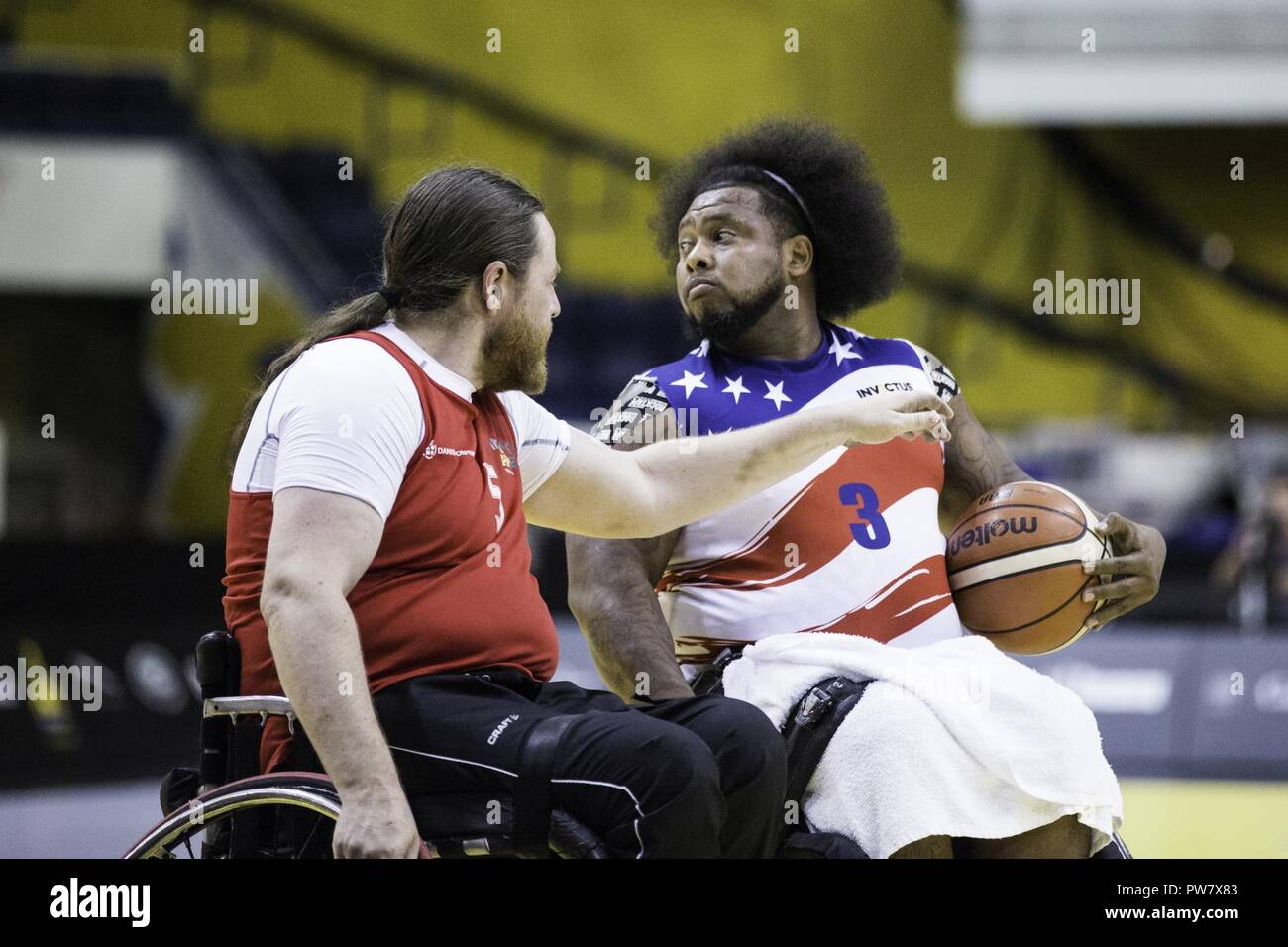 U.S. Army veteran Isaac Rios jr. Nimmt an den Rollstuhl Basketball Event während der Invictus Games Ryersons Mattamy Athletic Center, Toronto, Kanada, Sept. 30, 2017. Invictus Games, September 23-30, ist ein internationales Paralympic-Style, Multi-sport Veranstaltung, die von Prinz Harry von Wales, in denen Verwundete, Verletzte oder kranke Armed Services Personal und ihre zugehörigen Veteranen Teil im Sport einschließlich der Rollstuhl basketball Rollstuhl Rugby, Sitzen, Volleyball, Bogenschießen, Radfahren, Rollstuhl Tennis, Powerlifting, Golf, Schwimmen, und Indoor rudern. Stockfoto