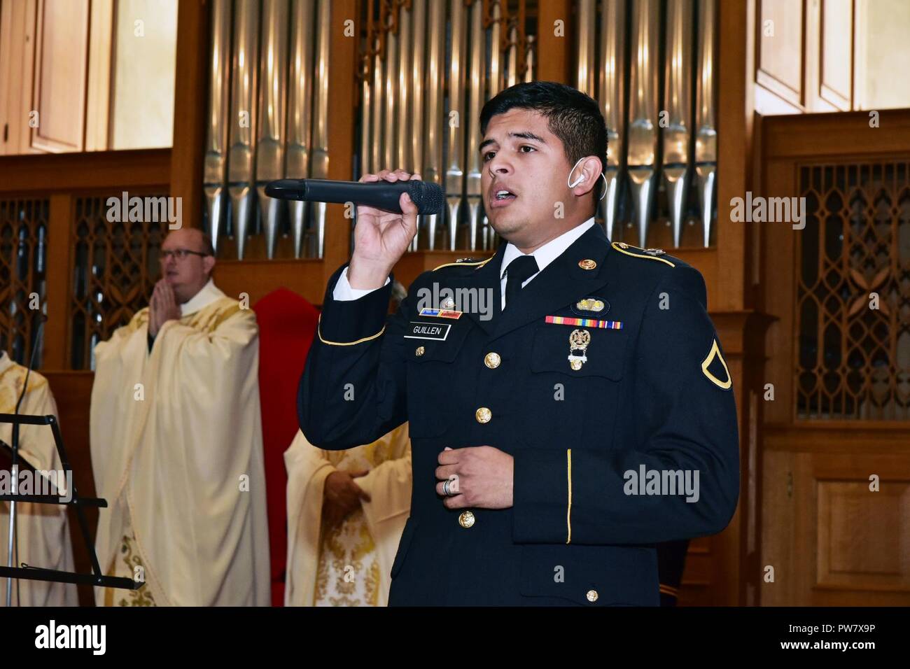 Us-Armee Fallschirmjäger PFC-Luis Guillen, zugewiesen 173Rd Bataillon Support Brigade, 173Rd Airborne Brigade, singt Song während des Festes des Hl. Michael an der Kirche Santa Maria dei Servi Vicenza, Italien, Sept. 29, 2017. St. Michael ist der Patron für beide Fallschirmjäger und italienischen Ordnungskräfte. Stockfoto