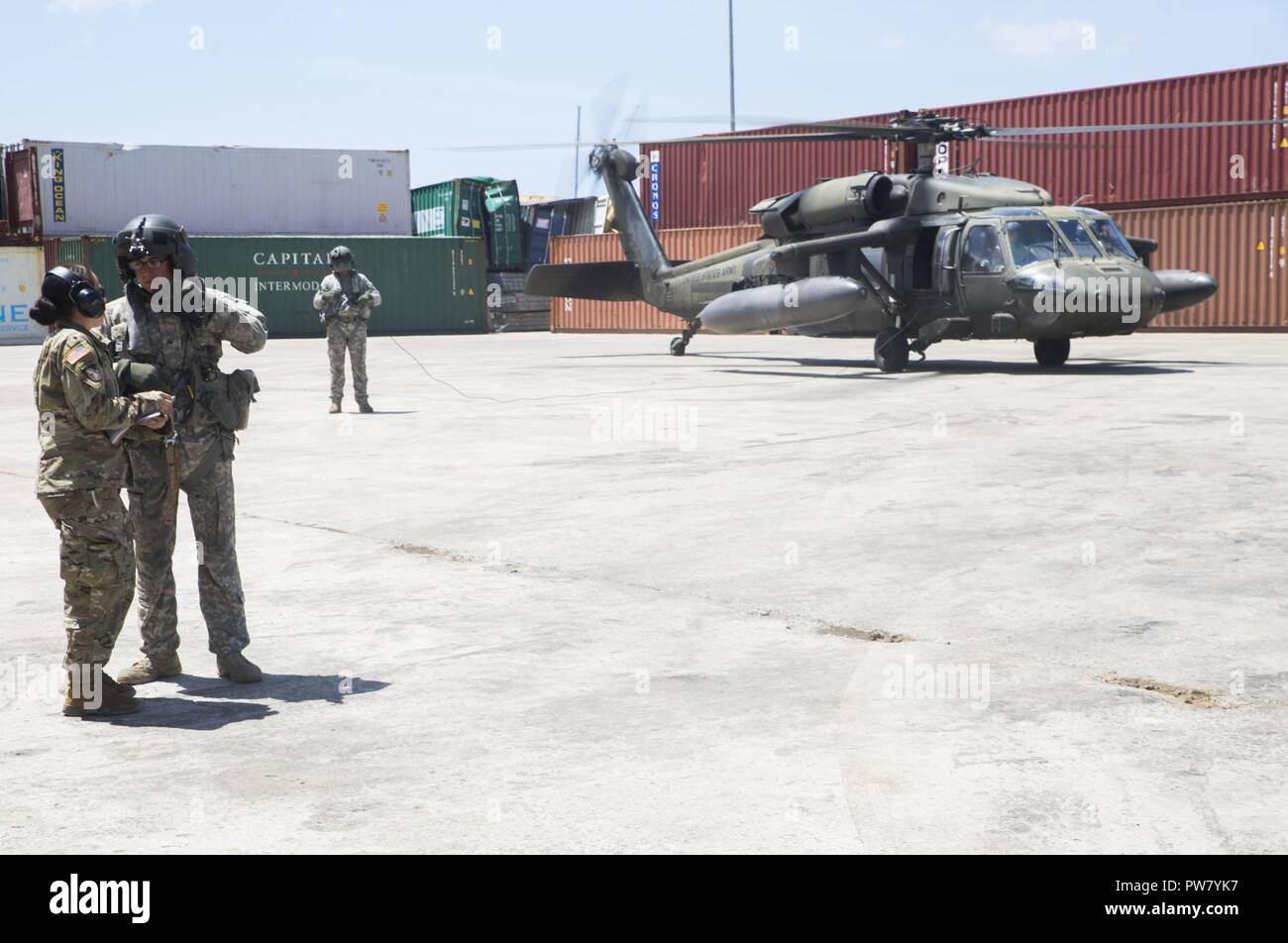 Us-Armee Maj. Rosmarin M. Reed, ein Zivil-militärische Angelegenheiten Offizier mit Joint Task Force - Leeward Inseln, koordiniert die Unterstützung für die Hilfsmaßnahmen mit der Besatzung eines US-Army UH-60 Black Hawk Hubschrauber am Hafen von Roseau, Dominica, Oktober 2, 2017. Auf Antrag der US-Agentur für Internationale Entwicklung, JTF-LI bereitgestellt hat, Flugzeuge und Service Mitglieder in der Bereitstellung von Hilfsgütern zu Dominica in der Nachmahd des Hurrikans Maria zu unterstützen. Die Task Force ist in den USA eine militärische Einheit, die aus Marinen, Soldaten, Matrosen und Fliegern und stellt die primäre res US Southern Command Stockfoto