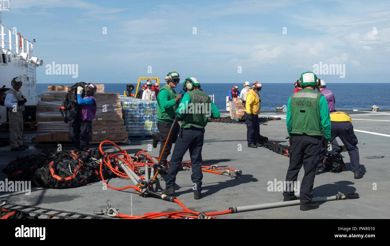 Atlantik (Okt. 2010) 1, 2017) Segler der Ladung während einer Auffüllung auf See statt an Bord der Hospital Ship USNS Comfort (T-AH 20) wie das Schiff segelt zur Unterstützung humanitärer Hilfsmaßnahmen in Puerto Rico. Das Verteidigungsministerium ist die Unterstützung der Federal Emergency Management Agency, die federführende Bundesbehörde, dabei helfen, die Betroffenen durch den Hurrikan Maria Leiden zu minimieren und ist ein Bestandteil der gesamten-von-Reaktion seitens der Regierung. Stockfoto