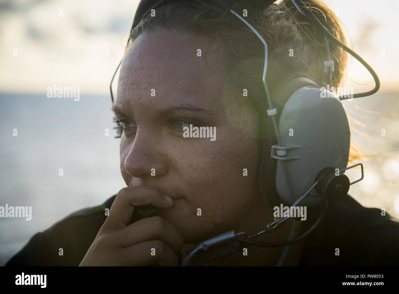 LUZON STRASSE (Sept. 29, 2017) Seaman Recruit Bridgette Vasquez, von Carrizo Springs, Texas, der Arleigh-burke-Klasse geführte Anti-raketen-Zerstörer USS Chafee (DDG90), steht auf der Chafee Brücke Flügel. Chafee ist Teil der US-amerikanischen 3 Flotte und U.S. Naval Surface Kräfte, die derzeit in den USA 7 Flotte Verantwortungsbereich routinemäßig geplanten Einsatz bereitgestellt. Die Kräfte der beiden Flotten ergänzen sich über das gesamte Spektrum der militärischen Operationen im Pazifik. Stockfoto