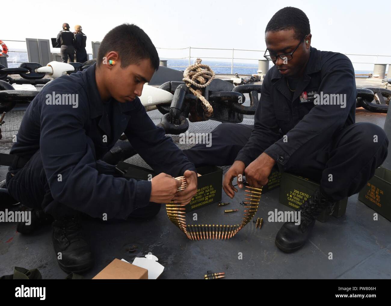 Philippinischen Meer (bis 30. 28, 2017) Gunners Mate 3. Klasse Tyrone Cabbell von Perth Amboy, New Jersey, direkt und Operations Specialist Seaman Jesse Castillo, aus Houston, Texas, disperse Munition für ein.50-cailiber Maschinengewehr auf dem Vorschiff des Amphibischen dock Landung Schiff USS Ashland (LSD 48) während Waffen Training und Qualifikation Gewehr schießen. Ashland ist in der Indo-Asia-pazifischen Region Partnerschaften zu verbessern und eine fertige Antwort für jede Art von Kontingenz. Stockfoto