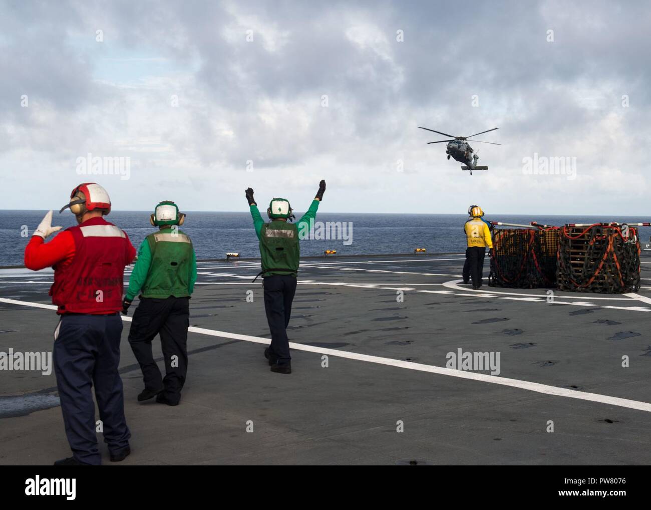 Atlantik (Okt. 2010) 1, 2017) Segler nehmen in einer Auffüllung auf See statt an Bord der Hospital Ship USNS Comfort (T-AH 20) wie das Schiff segelt zur Unterstützung humanitärer Hilfsmaßnahmen in Puerto Rico. Das Verteidigungsministerium ist die Unterstützung der Federal Emergency Management Agency, die federführende Bundesbehörde, dabei helfen, die Betroffenen durch den Hurrikan Maria Leiden zu minimieren und ist ein Bestandteil der gesamten-von-Reaktion seitens der Regierung. Stockfoto