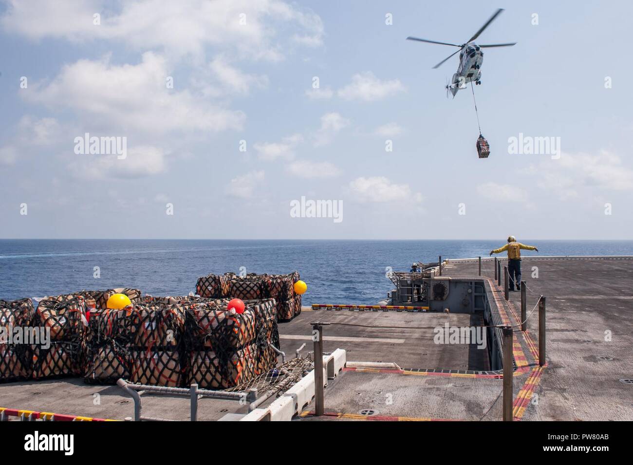 5. Flotte BEREICH VON OPERATIONEN (Sept. 30, 2017) Segler in die Luft Abteilung zugewiesen an Bord der Amphibisches Schiff USS America (LHA 6) Nutzung der Steuerbord Aufzug zu niedrigeren Fracht aus dem Flight Deck in den Hangar Bucht während einer Auffüllung-auf-See (RAS) mit der Henry J. Kaiser-Klasse unterwegs Auffüllung öler USNS Patuxent (T-AO 201). Amerika ist das Flaggschiff der Amerika amphibische Gruppe und bereit, mit der begonnen 15 Marine Expeditionary Unit, ist in die USA 5 Flotte Bereich für Maßnahmen zur Erhöhung der maritimen Sicherheit im Einsatz zu Verbündeten und Partnern und preser beruhigen Stockfoto