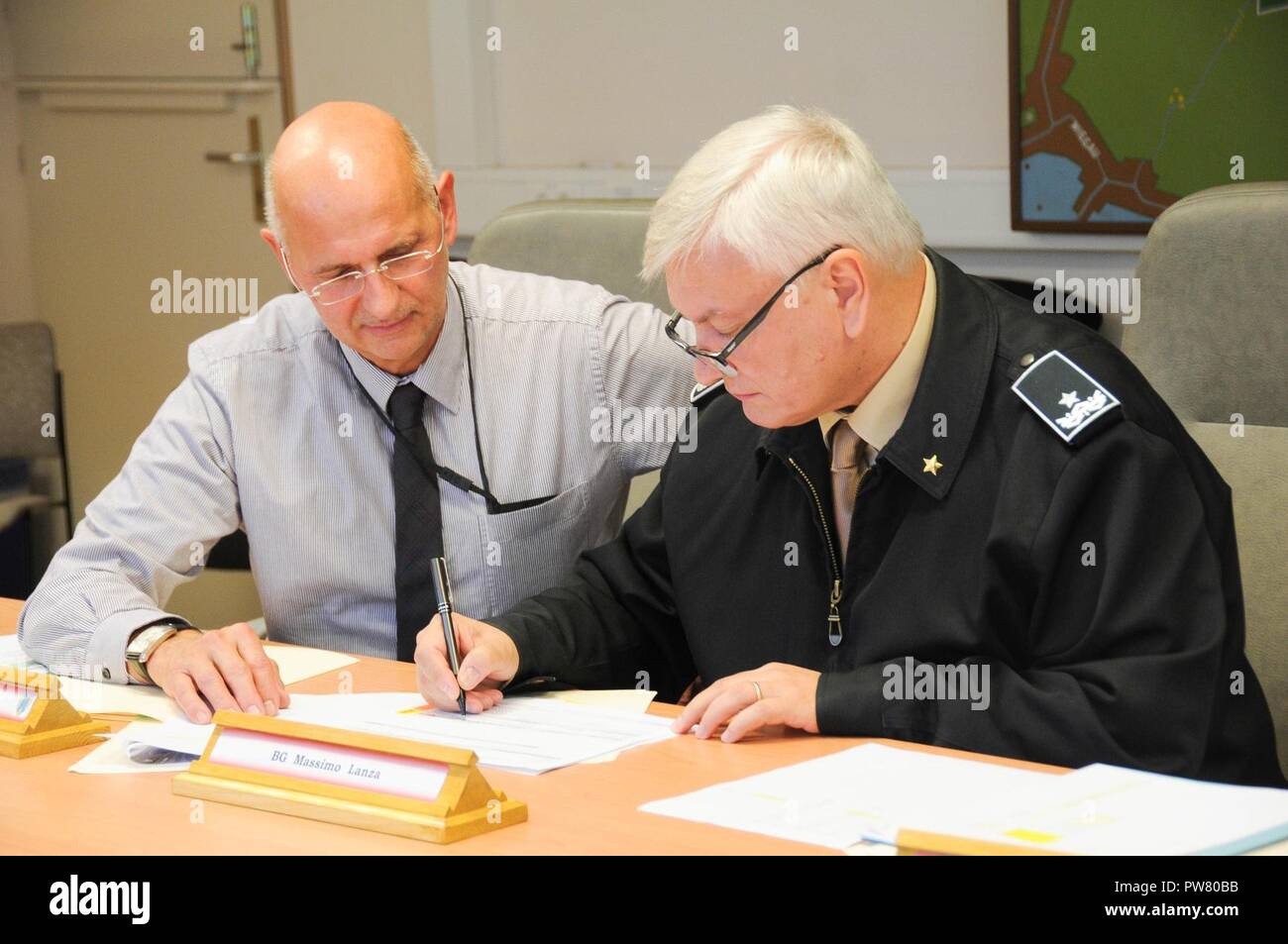 Vertragsunterzeichnung zwischen Brig. Gen. Massimo Lanza (rechts) und Uwe Müller, DMC HNS, fand an der HQ-Miesau Army Depot, Sept. 27 Der acsa Vereinbarung abzuschließen. Stockfoto
